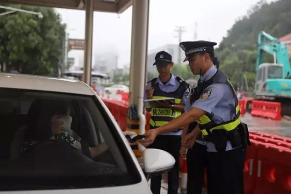 配合民警檢查過往車輛